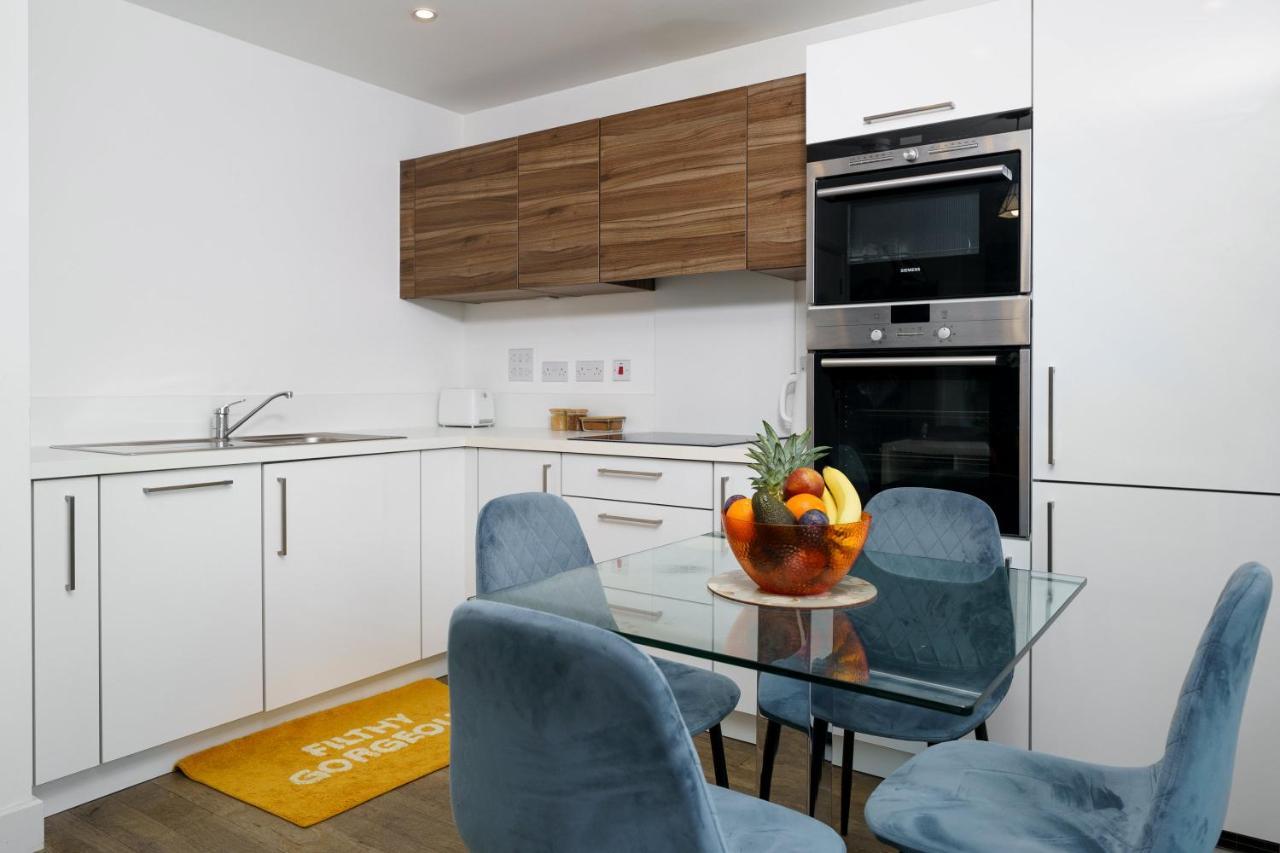 Stylish Fully-Equipped One Bedroom Apartment With Extra Sofa Bed, Free Secure Parking, Onsite Gym, 24Hr Security & Concierge Londra Esterno foto