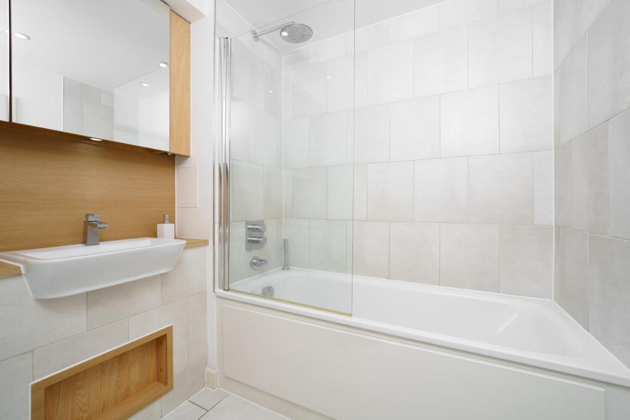 Stylish Fully-Equipped One Bedroom Apartment With Extra Sofa Bed, Free Secure Parking, Onsite Gym, 24Hr Security & Concierge Londra Esterno foto
