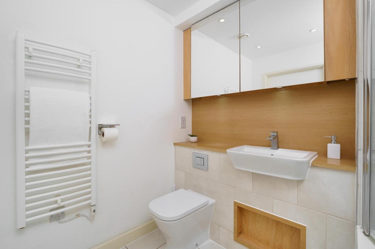 Stylish Fully-Equipped One Bedroom Apartment With Extra Sofa Bed, Free Secure Parking, Onsite Gym, 24Hr Security & Concierge Londra Esterno foto