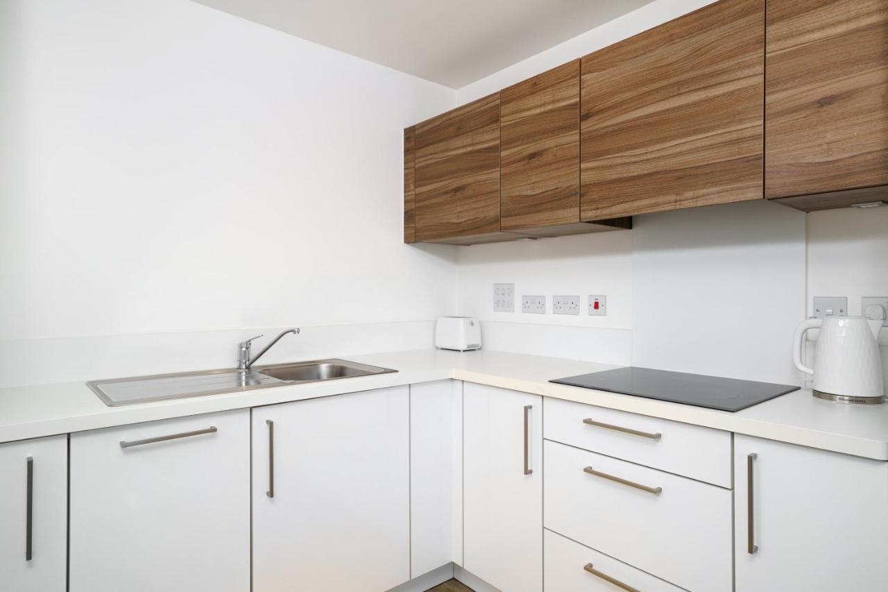 Stylish Fully-Equipped One Bedroom Apartment With Extra Sofa Bed, Free Secure Parking, Onsite Gym, 24Hr Security & Concierge Londra Esterno foto