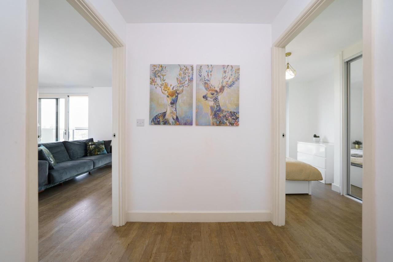 Stylish Fully-Equipped One Bedroom Apartment With Extra Sofa Bed, Free Secure Parking, Onsite Gym, 24Hr Security & Concierge Londra Esterno foto