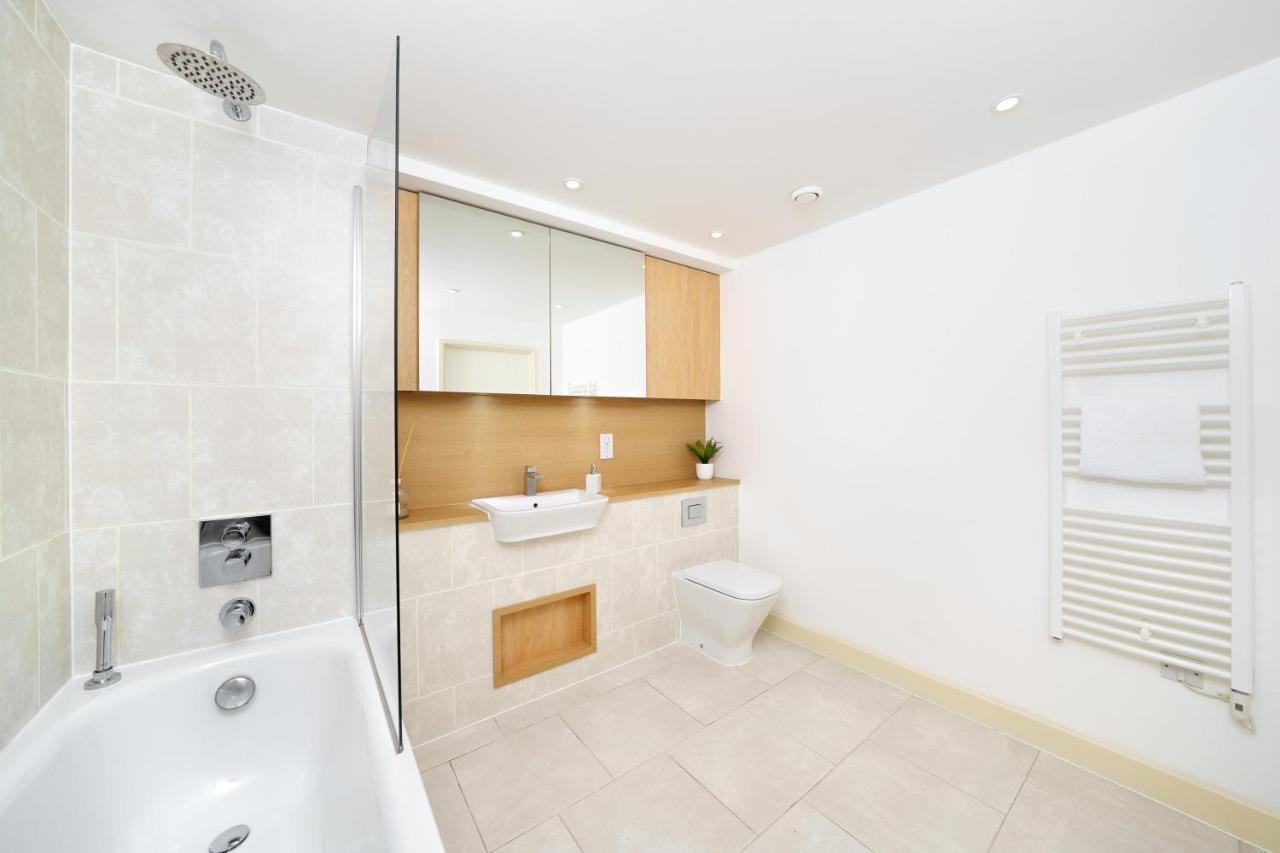 Stylish Fully-Equipped One Bedroom Apartment With Extra Sofa Bed, Free Secure Parking, Onsite Gym, 24Hr Security & Concierge Londra Esterno foto